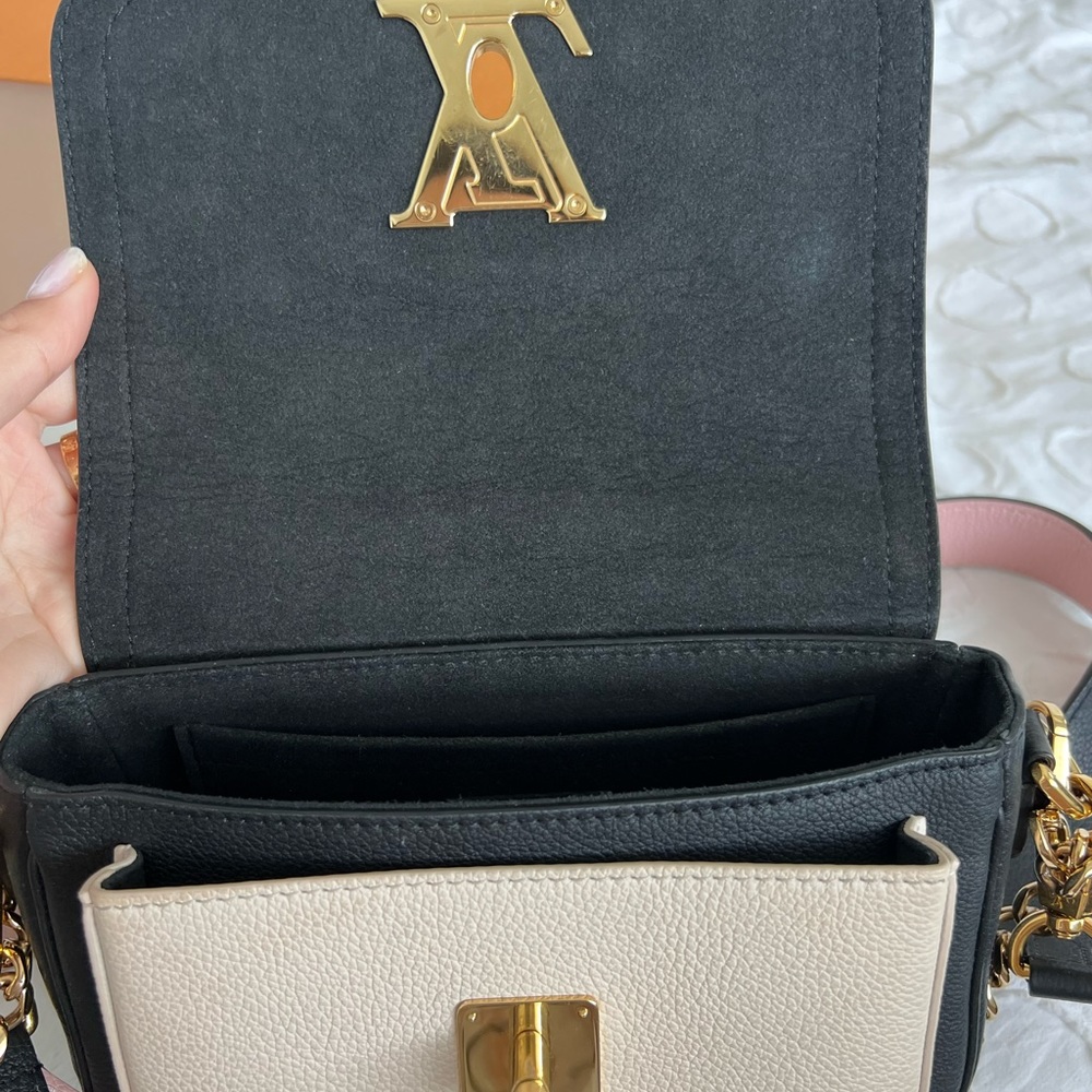 LOUIS VUITTON
Grained Calfskin Lockme Tender Black - Picture 7 of 10